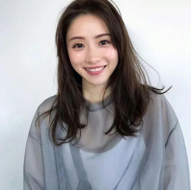 石原里美甜蜜官宣结婚喜讯，全球瞩目！