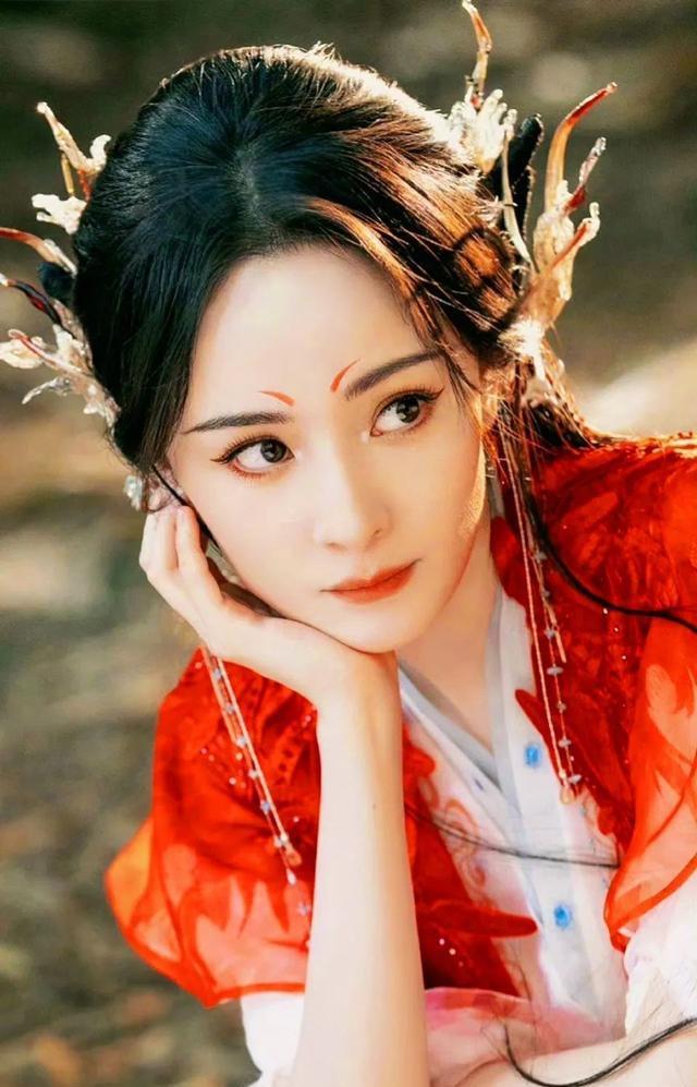 杨幂称演员名字顺序该为角色让位,演员名字顺序与角色重要性之间的权衡 ——以杨幂的观点为引