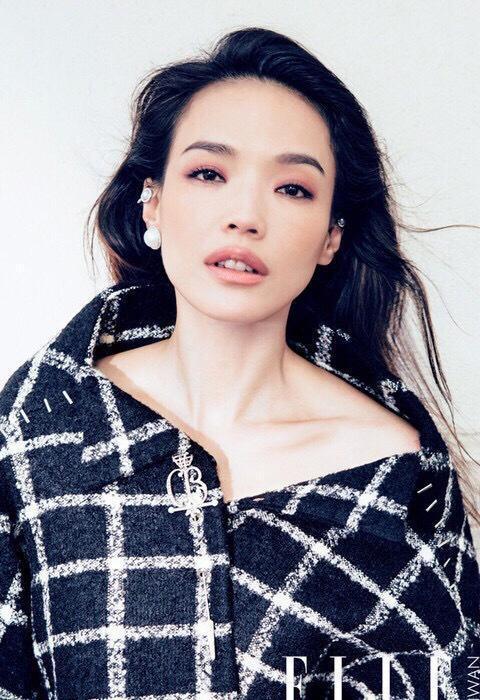 大嘴巴女星的时尚魅力与公众形象展现
