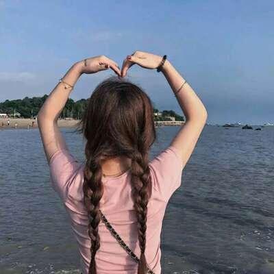科技重塑生活，最新背影女头像，感受未来魅力体验