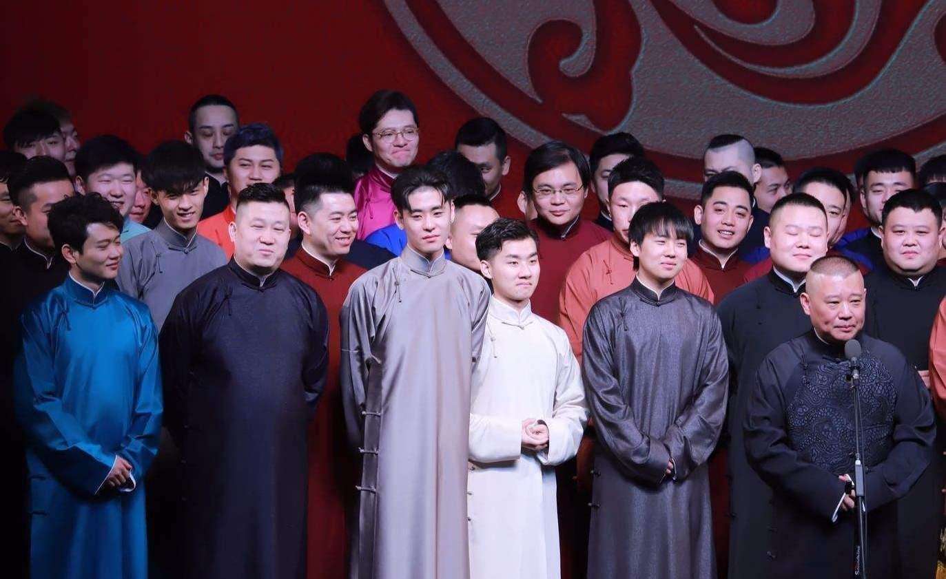 德云社相声明星璀璨风采一览，探寻演员照片背后的故事