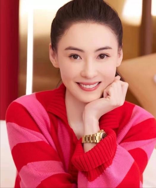 40多岁女明星,探索小巷深处的独特魅力，一位40多岁女明星与一家隐藏的小店