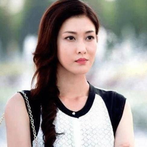 艾莉，演艺之路的璀璨之星