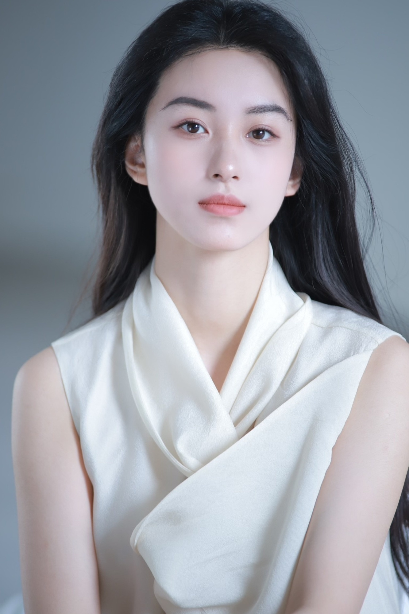 女电影演员探寻小巷中的隐秘瑰宝