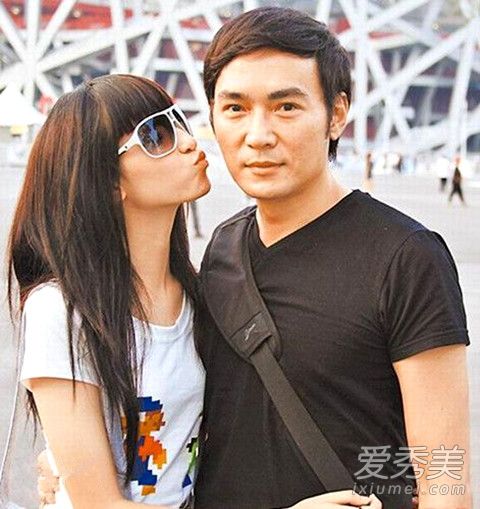 双子女明星与小巷特色小店的魅力之旅