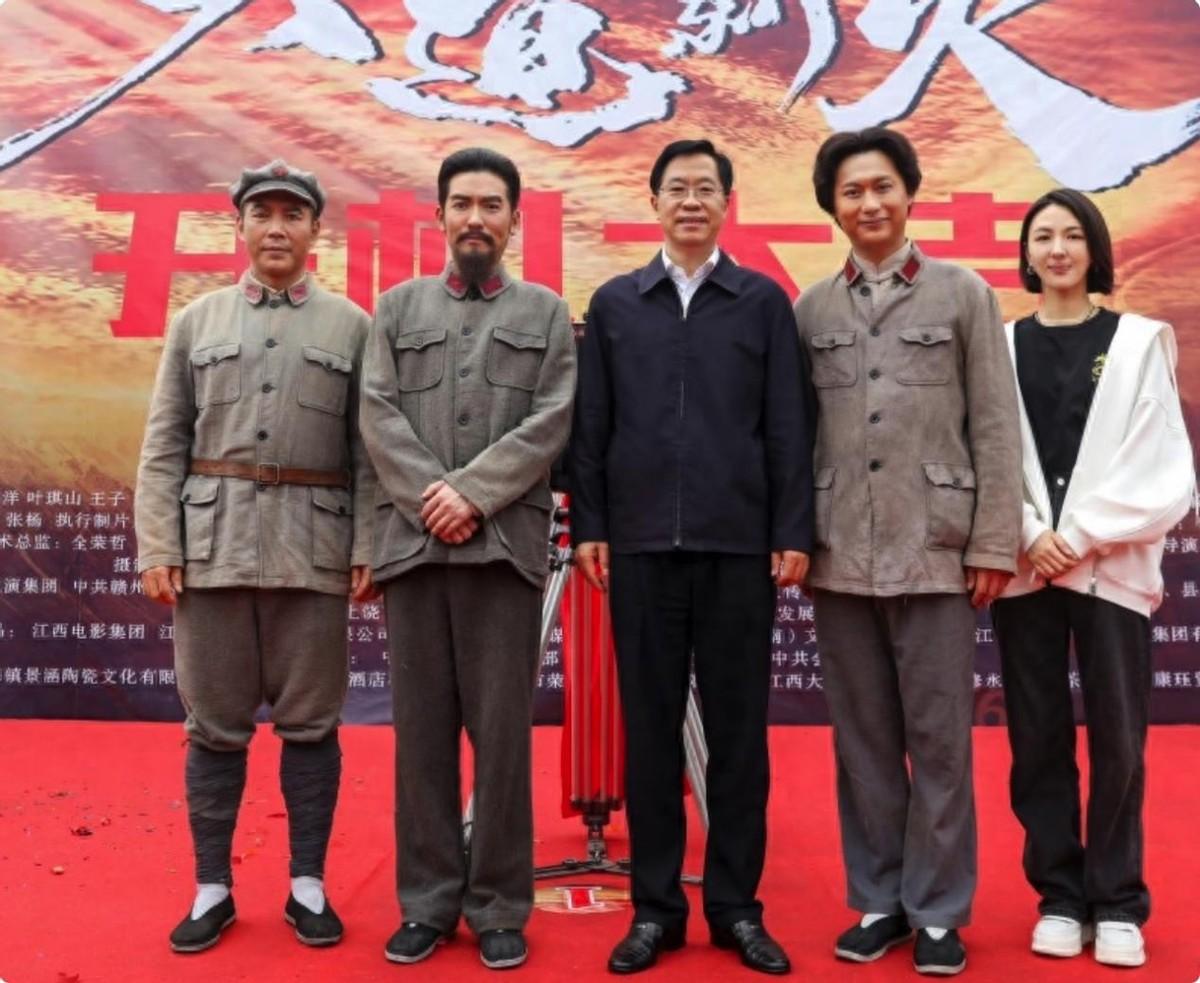 张博男演员，日常小趣事与友情之光的闪耀时刻