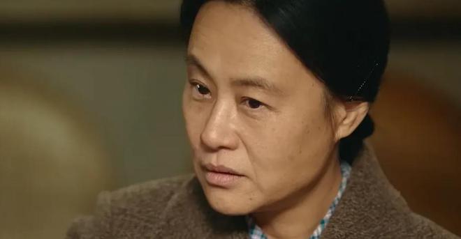 探究表演艺术中的真实与虚构，演员与角色的博弈