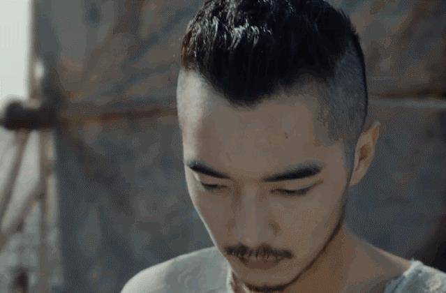 小胡子演员，从边缘到舞台中心的励志成长之路
