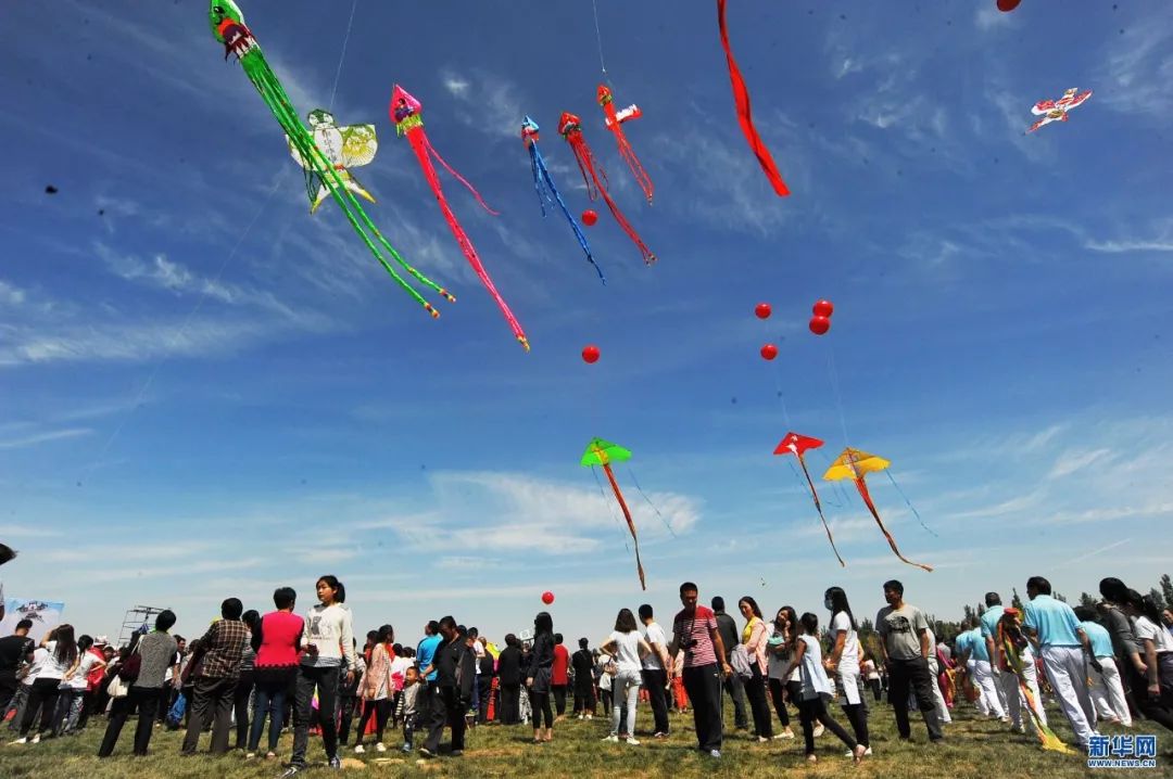 风筝比赛，天空下的欢乐纽带盛宴