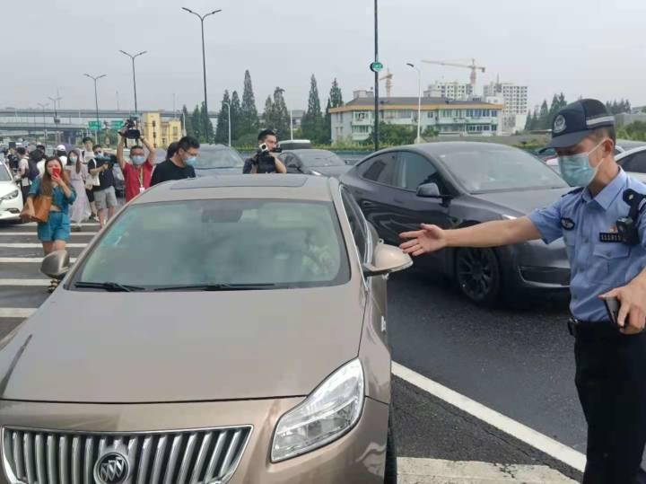 杭州交警最新动态，励志之光照亮城市，变化彰显自信与成就感