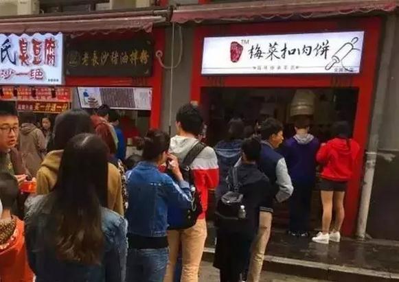 最新热门排队小吃摊，全球美食之旅引爆热潮！