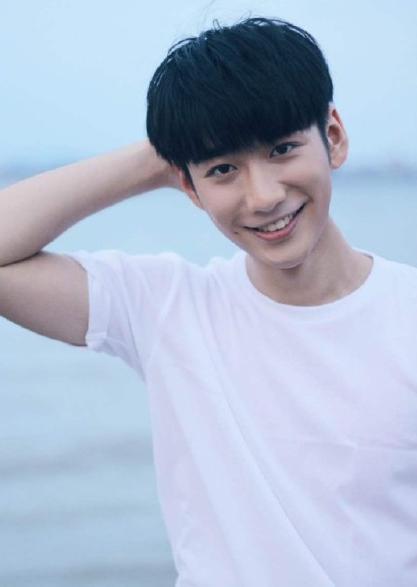 楚演员男的自然美景探索之旅，寻找内心宁静之地