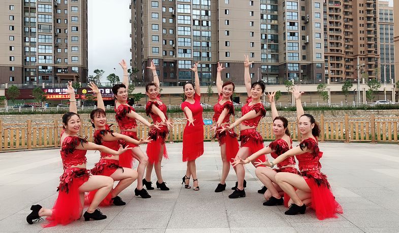 智能科技引领广场舞热潮，最新热门歌曲走红舞蹈潮流